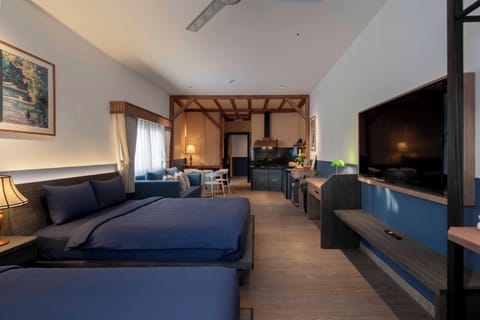 Family Studio | Hypo-allergenic bedding, minibar, desk, laptop workspace