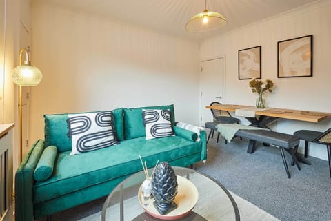 Joffre Avenue, Castleford - Host & Stay