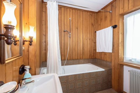 Classic Double Room, Mountain View | Bathroom | Combined shower/tub, free toiletries, hair dryer, towels