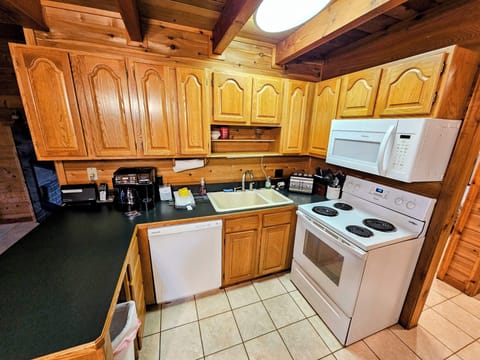 Full kitchen with Dining area (2)