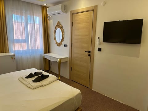 Room | Desk, laptop workspace, free WiFi