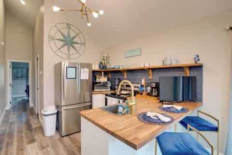 Guntersville Vacation Rental | 1BR | 1BA | 400 Sq Ft | Stairs Required to Enter