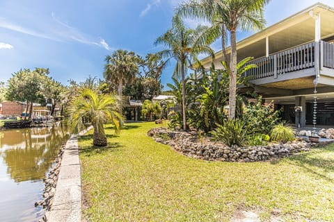 Island TIme Riverhouse! Canal Front