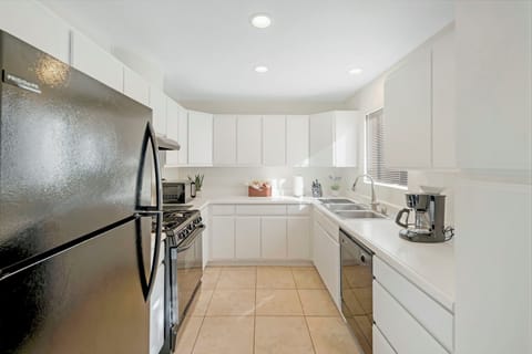 Fully-stocked kitchen with everything you need!