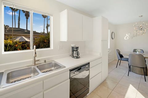 Fully-stocked kitchen with everything you need!