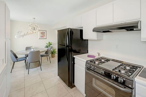 Fully-stocked kitchen with everything you need!