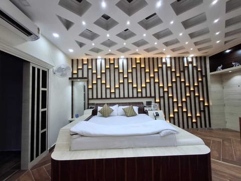 Exclusive Studio Suite, City View | Blackout drapes, soundproofing, iron/ironing board, free WiFi