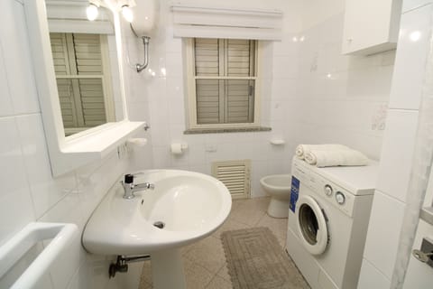 Basic Triple Room, Patio | Bathroom