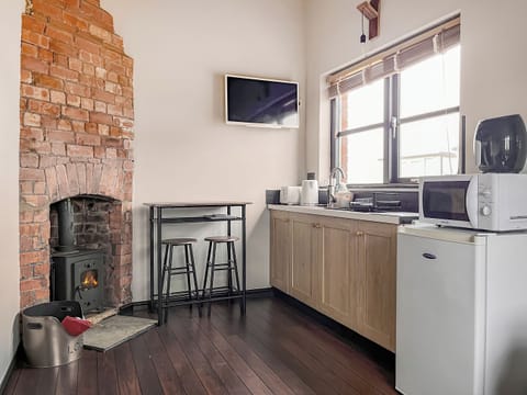 Open plan living area and kitchenette | The Weighbridge, Clifton, near Newark