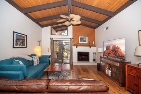 Vaulted ceiling, fireplace, 65" smart TV & corner table for remote work