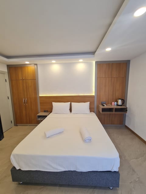 Basic Studio Suite | Blackout drapes, soundproofing, iron/ironing board, free WiFi