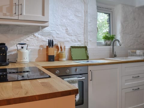 Kitchen | Byre Cottage, Fowey