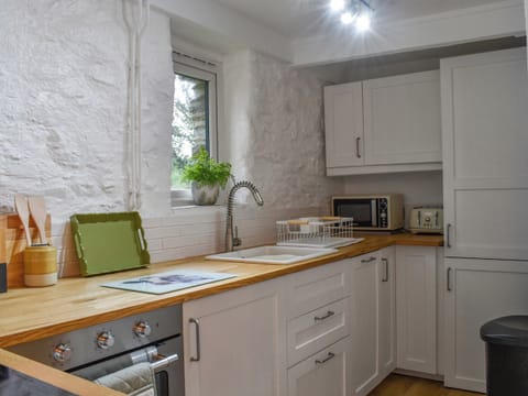 Kitchen | Byre Cottage, Fowey