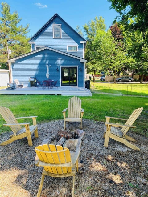 View of the back yard: private fire pit and grill ( wood not provided by default, but you get to leave it behind. We will leave it there for the next check-in.)