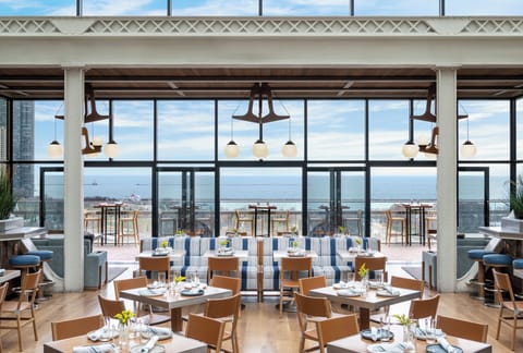 4 restaurants; breakfast, lunch, dinner, and brunch served