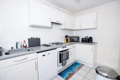 House | Private kitchen | Fridge, microwave, oven, stovetop