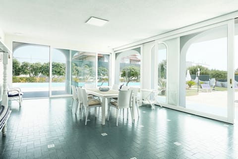 Deluxe Villa, Pool View | Dining room