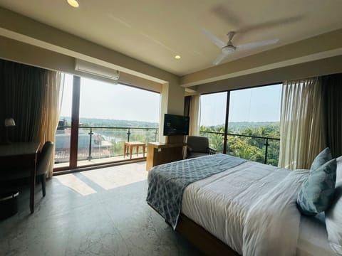 Premium Room, 1 King Bed, Roll-in Shower, River View | Premium bedding, down comforters, minibar, soundproofing