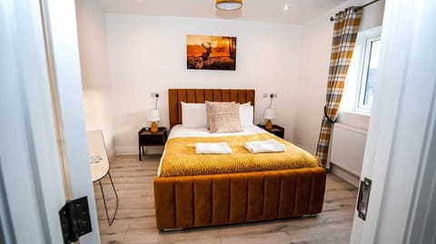 Luxury House, 4 Bedrooms, Non Smoking, Kitchen | 4 bedrooms, iron/ironing board, free WiFi