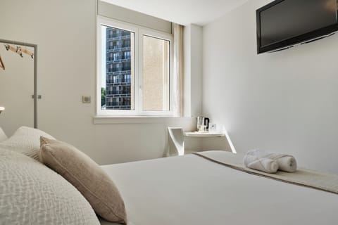 Chambre Simple confort | Iron/ironing board, free cribs/infant beds, free WiFi, bed sheets