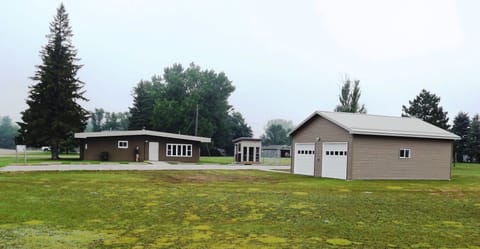 Exterior of lodge, parking lot, fillet station and heated garage for our guests.