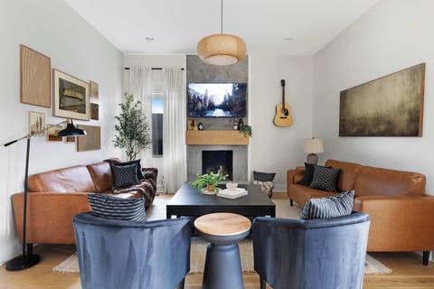 Cozy and Inviting Living Room with Plush Seating
