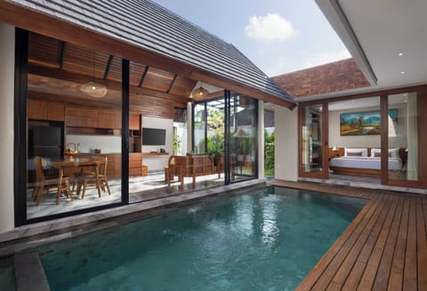 Indoor/outdoor pool