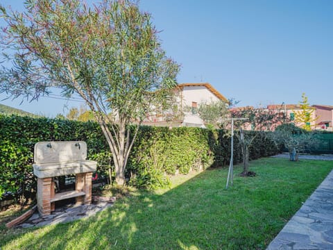 Shrub, Garden, Spring, Backyard, Lawn, Landscaping, Yard, Shade, Fence, Home Fencing