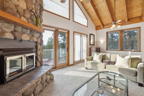 Living room (fireplace is for decorative purposes only)