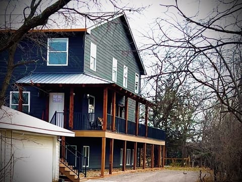 Lakehouse Lodge Front
