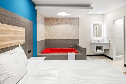 1 King Bed with Jetted Tub | Desk, free WiFi