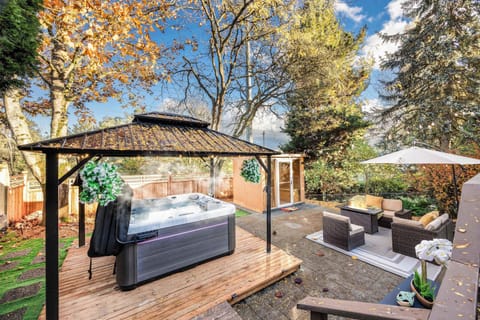 Welcome to our hidden secret garden in our backyard! here is the full year operated Hot Tub and Sauna !