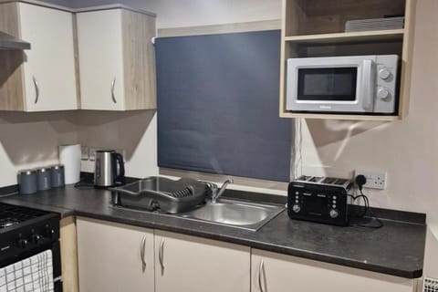 Chalet | Private kitchen | Fridge, microwave, oven, stovetop