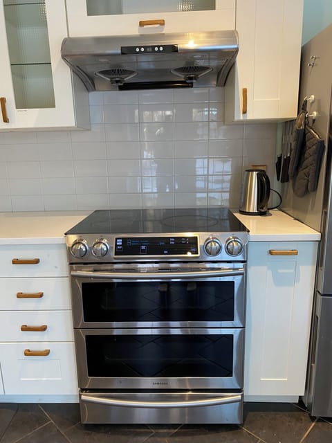 Samsung stove with range hood & brand new Master Chef electric kettle.