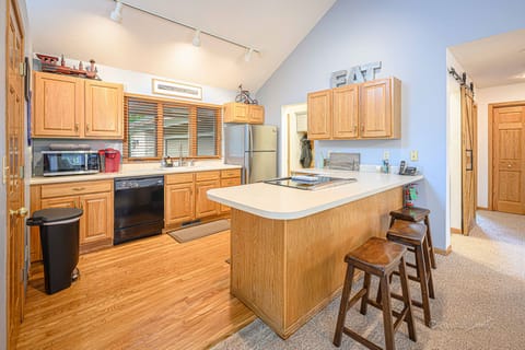 Kitchen w/ new appliances, coffee maker and is fully equipped with essentials