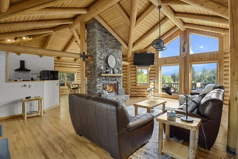 Welcome to The View! True Cabin-style home built to enjoy the beauty of Pike`s Peak.