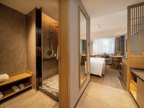 Superior Double Room, Garden View | Bathroom | Shower, rainfall showerhead, free toiletries, hair dryer