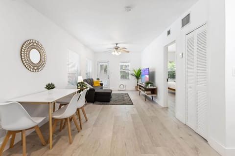 House | 1 bedroom, desk