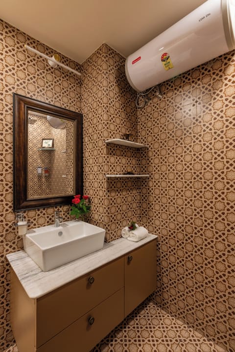 Marigold Room | Bathroom | Towels, soap, shampoo