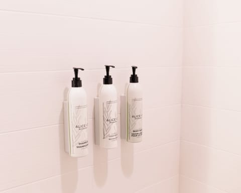 Combined shower/tub, towels