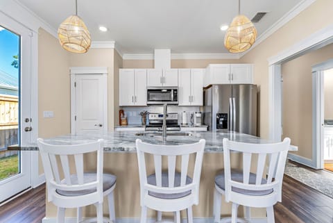 Seating for 3 at the kitchen bar