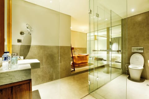 Junior Suite with Complimentary Treats | Bathroom | Free toiletries, hair dryer, slippers, towels