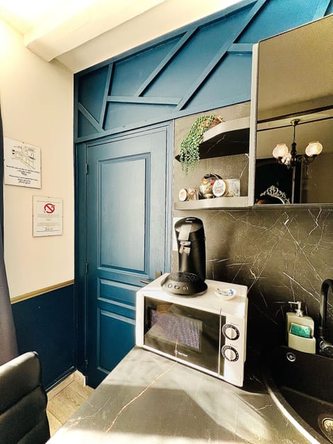 Studio, City View | Living area | 100-cm flat-screen TV with digital channels