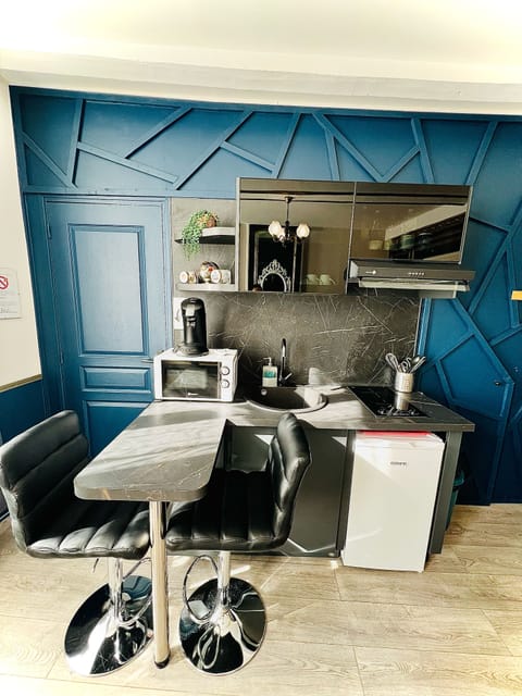 Studio, City View | Private kitchen | Toaster, cookware/dishes/utensils, spices, cleaning supplies