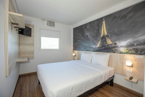 Basic Room, 1 Double Bed | Laptop workspace, WiFi (free), bed sheets