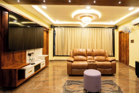 Presidential Suite, City View | Living area | 65-inch LED TV with satellite channels