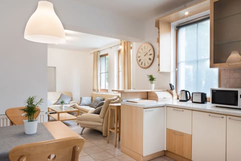 Comfort Villa, Garden View | Private kitchenette | Full-size fridge, microwave, oven, stovetop