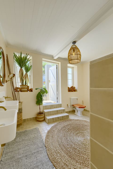 Luxury Double Room, Garden View | Bathroom | Bathrobes