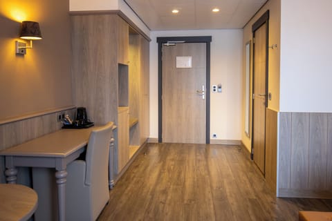 Comfort Room | Desk, laptop workspace, soundproofing, WiFi (free)