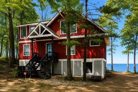 Welcome to Edgewater Bluffs! Lakefront home on a wooded lot.